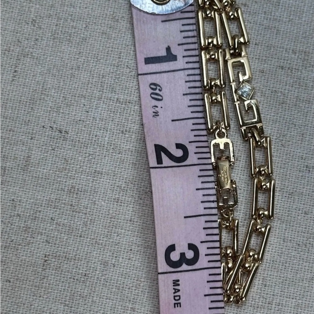 Elegant Givenchy Gold Link Bracelet - Picture 5 of 6
